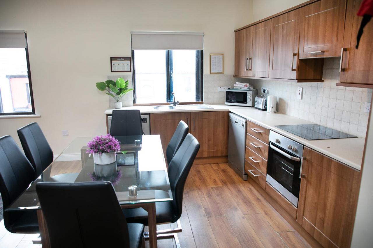 Arch House Apartments Άθλον Εξωτερικό φωτογραφία