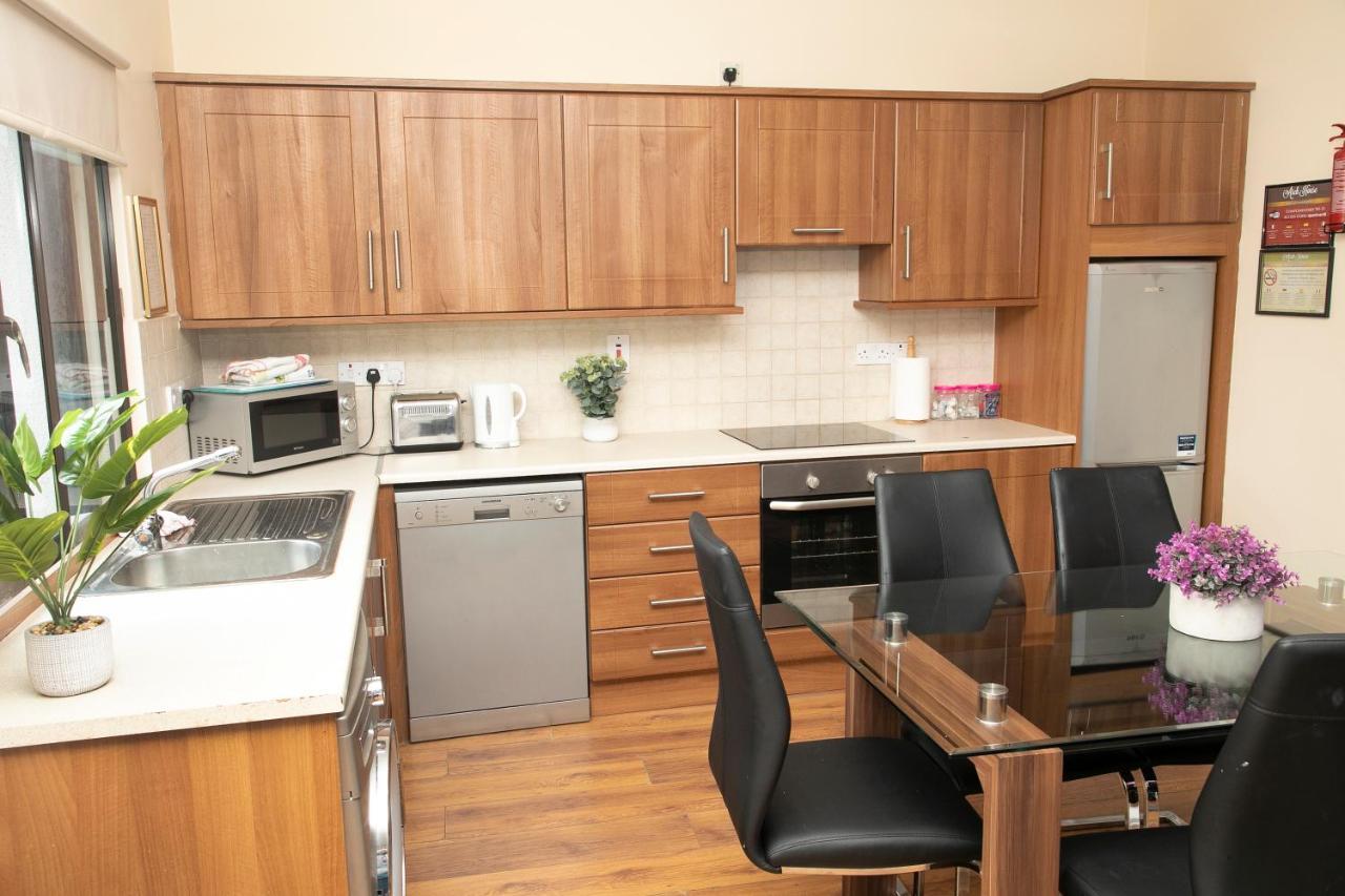 Arch House Apartments Άθλον Εξωτερικό φωτογραφία