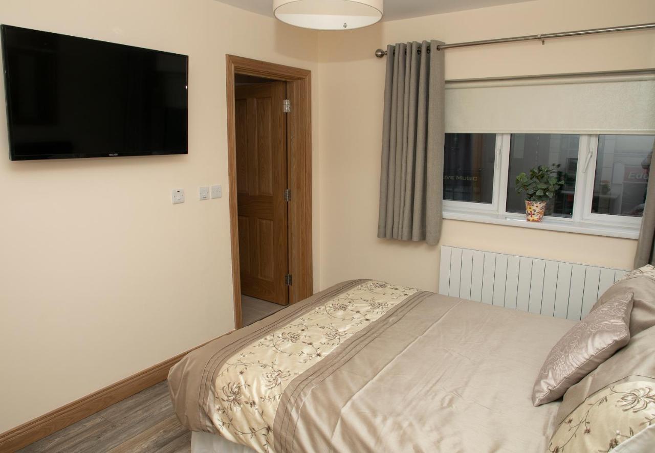 Arch House Apartments Άθλον Εξωτερικό φωτογραφία