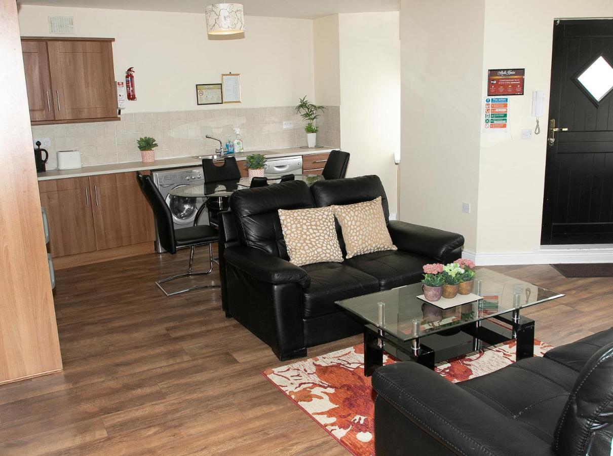 Arch House Apartments Άθλον Εξωτερικό φωτογραφία