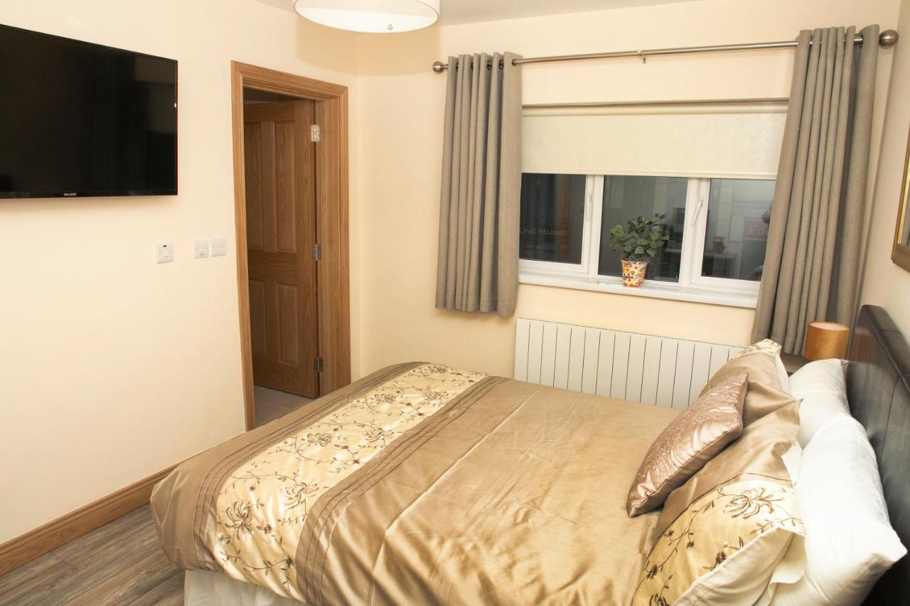 Arch House Apartments Άθλον Εξωτερικό φωτογραφία