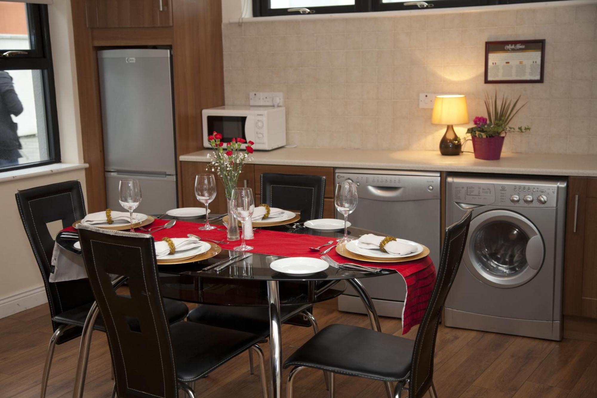 Arch House Apartments Άθλον Εξωτερικό φωτογραφία