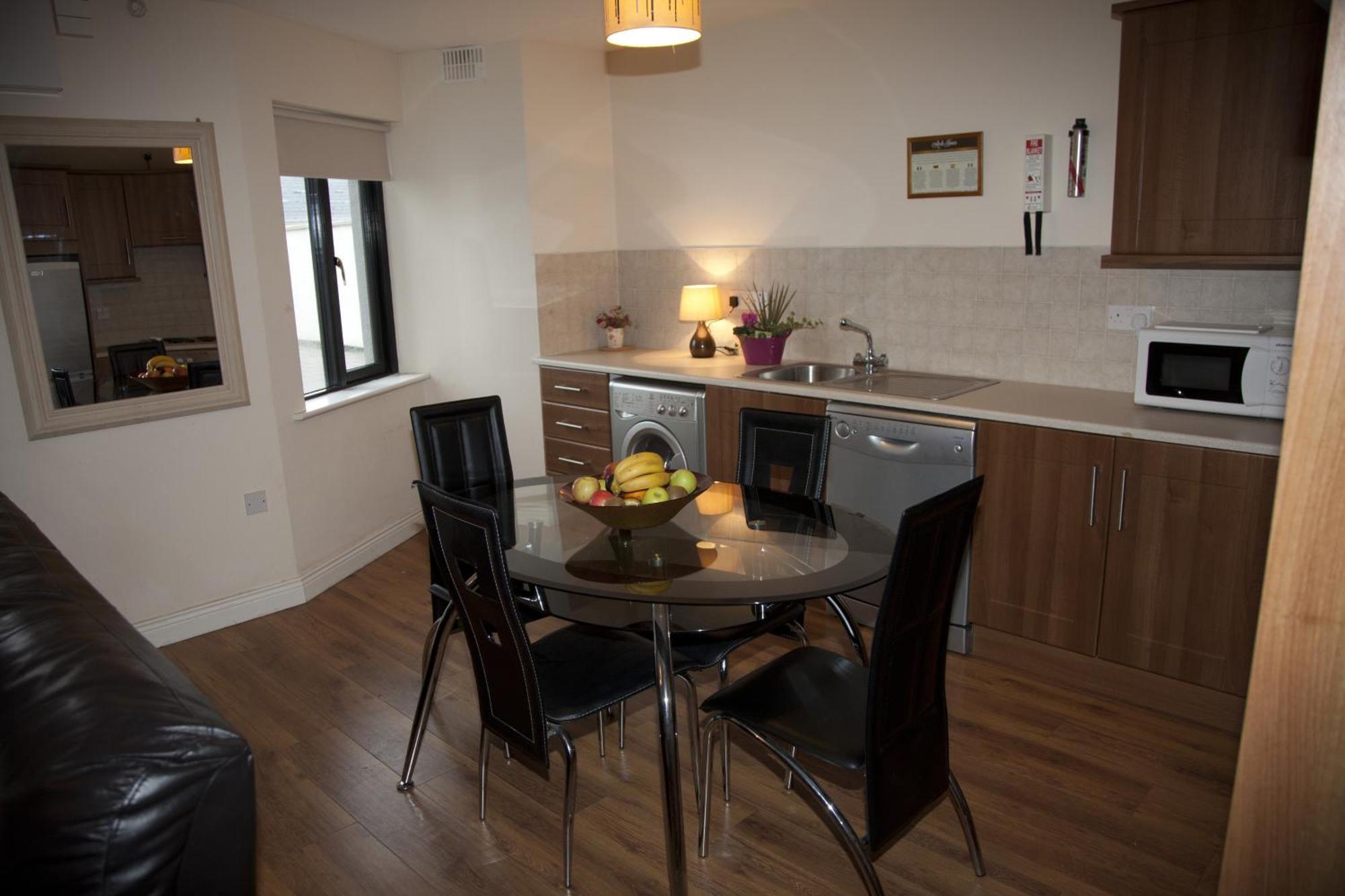 Arch House Apartments Άθλον Εξωτερικό φωτογραφία
